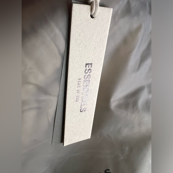 BNWT Men’s Fear of God Essentials Relaxed Sweatpant
Egg Shell XXL & XL - Picture 4 of 13